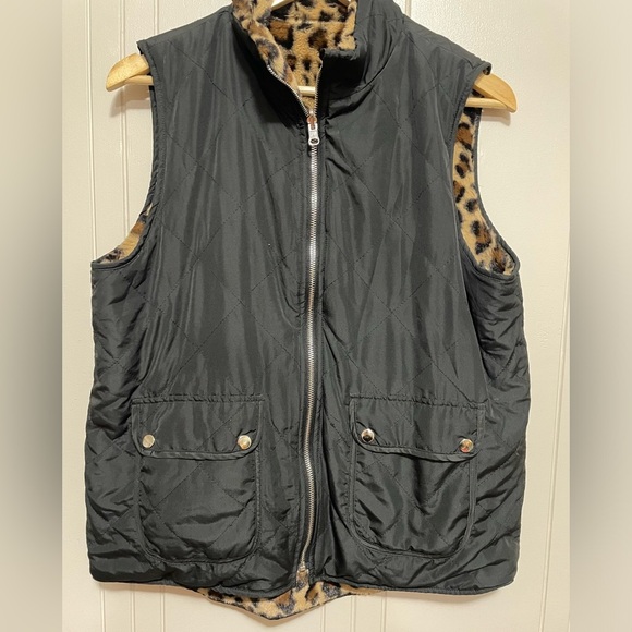 NWOT Reversible faux fur leopard/black vest - Picture 5 of 13